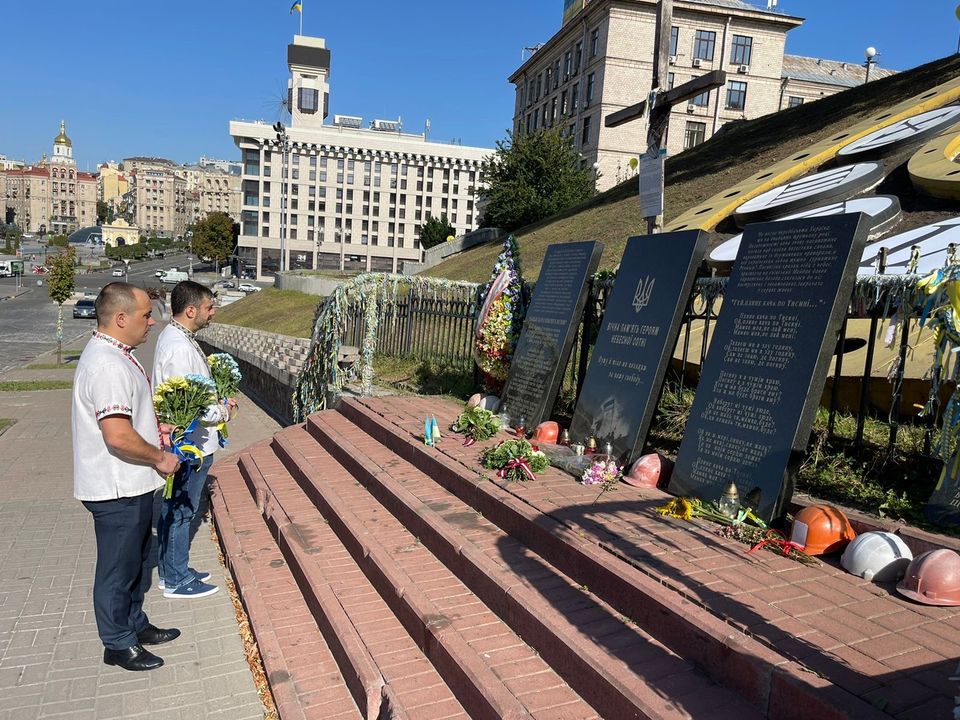 У День Незалежності України Дмитро Лубінець разом із Керівником Секретаріату Уповноваженого Романом Романюком вшанували пам’ять Героїв Небесної Сотні