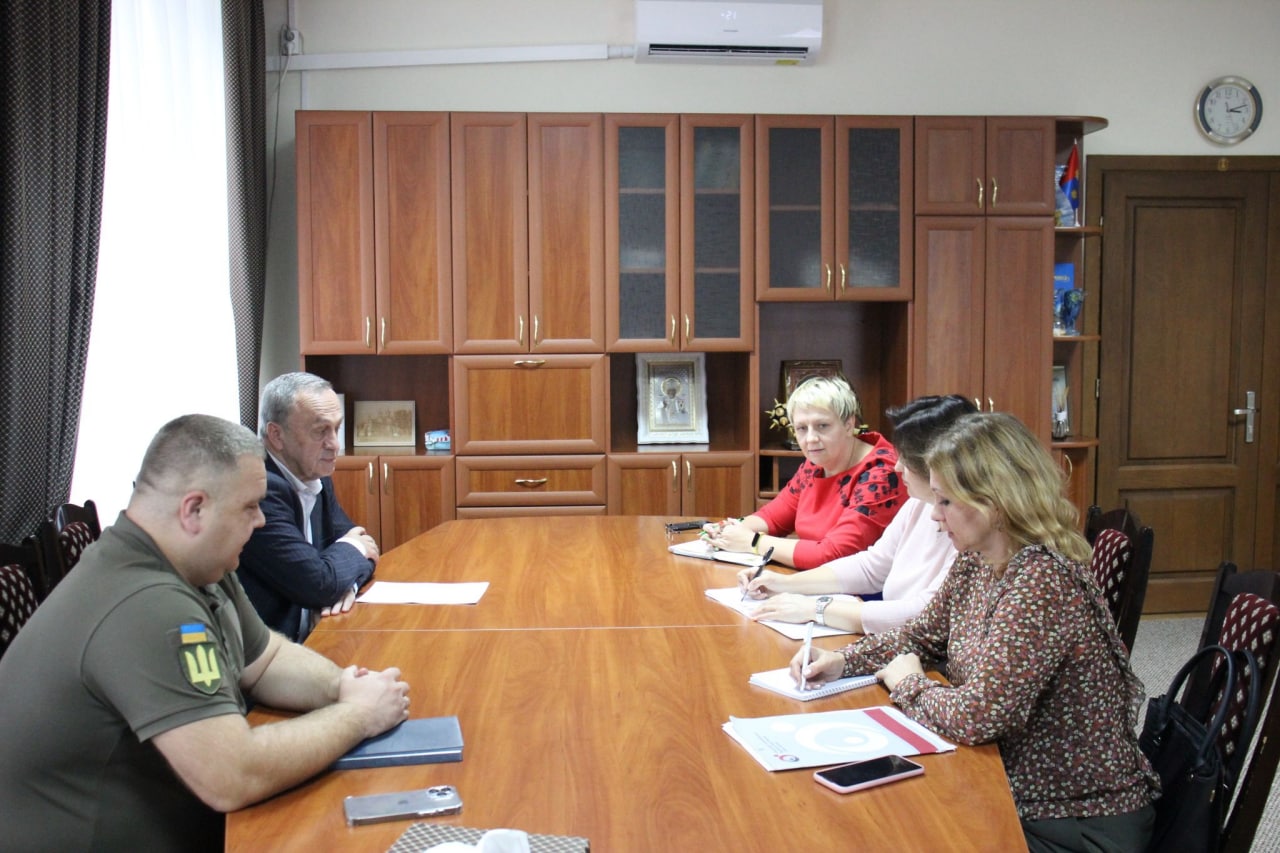 Робоча зустріч з керівництвом Хмельницької РВА щодо консолідації зусиль з недопущення порушень прав внутрішньо переміщених осіб