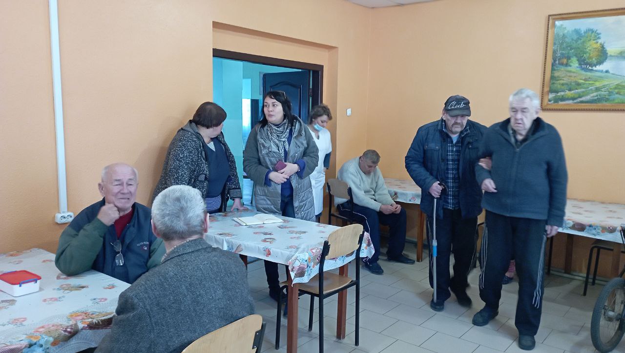 Працівник Секретаріату Уповноваженого провела робочу зустріч з директором П’ятихатського геріатричного пансіонату на Дніпропетровщині та передала гуманітарну допомогу