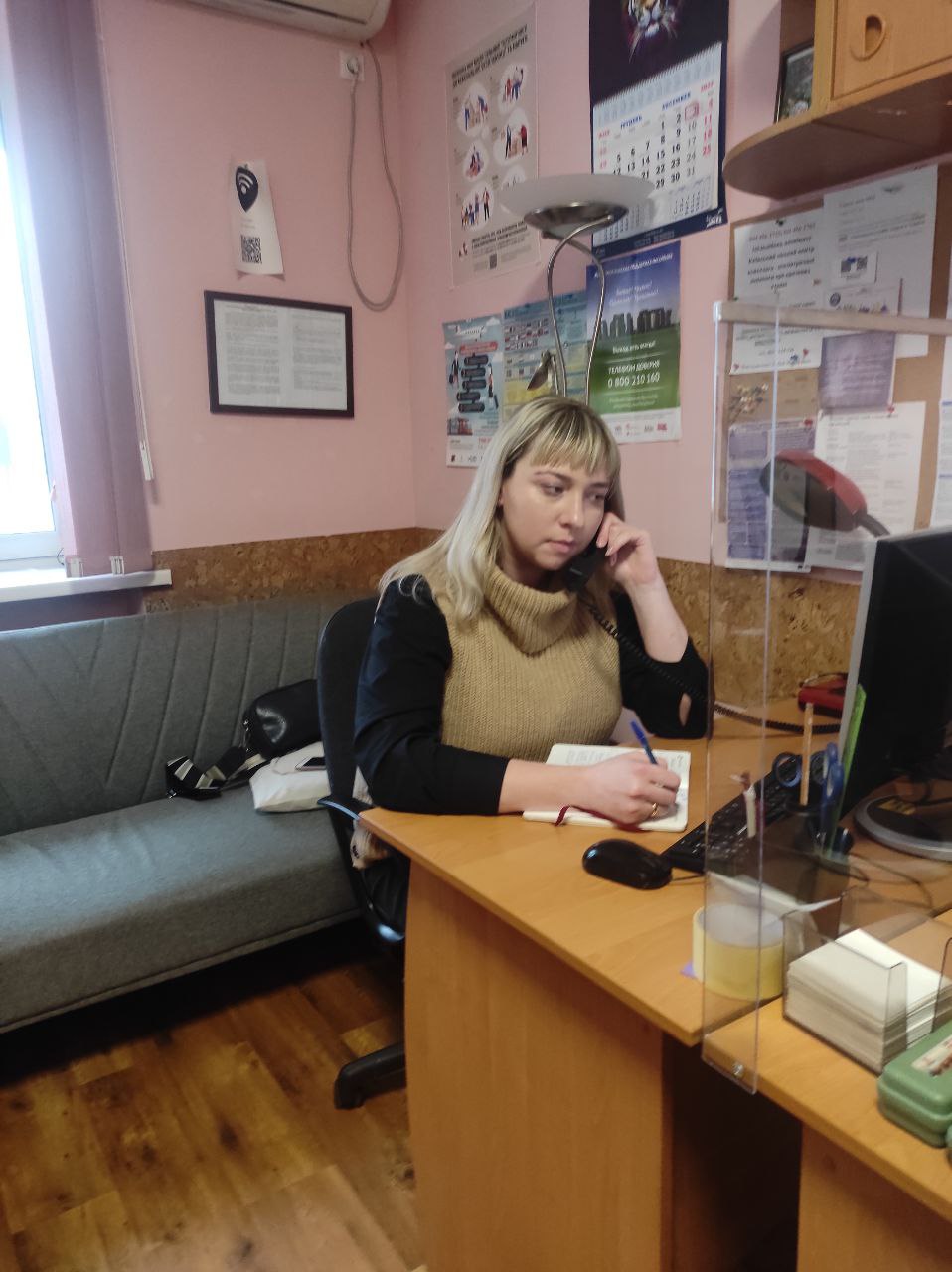 Експертне консультування на Національній гарячій лінії з попередження домашнього насильства, торгівлі людьми та ґендерної дискримінації