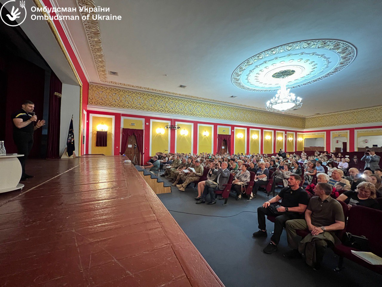 Уповноважений зустрівся у Хмельницькому з родичами українських військовополонених та зниклих безвісти за особливих обставин