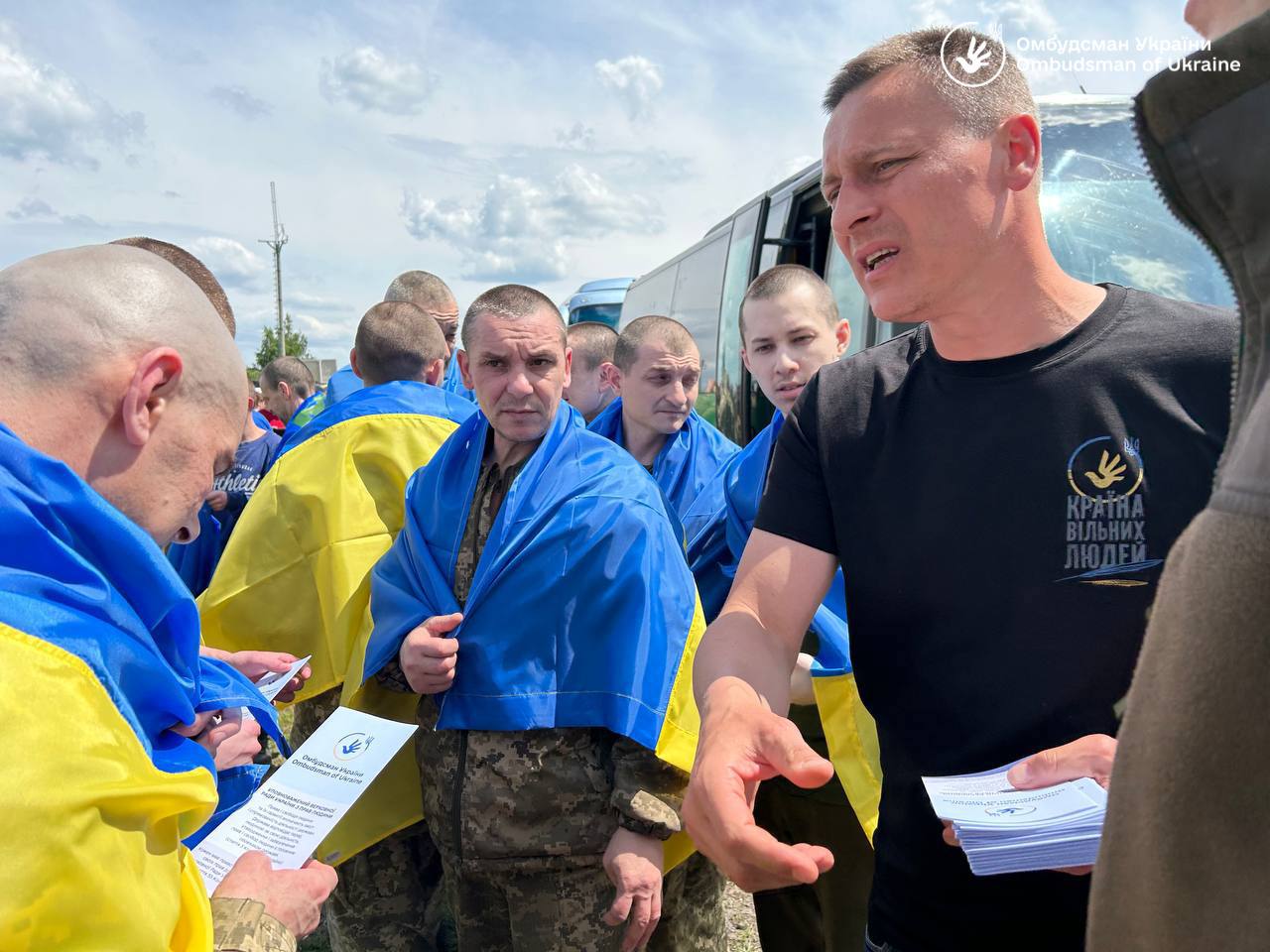 Омбудсман України Дмитро Лубінець: на рідну землю повернулися 75 наших людей, відбувся обмін військовополоненими