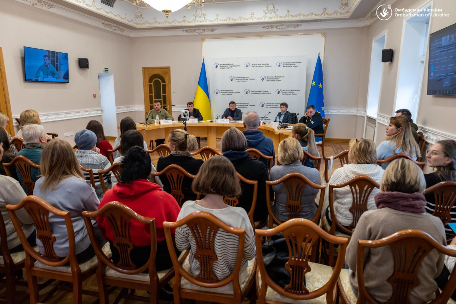 Завдання – повернути додому: відбулася зустріч із родинами цивільних заручників і зниклих безвісти