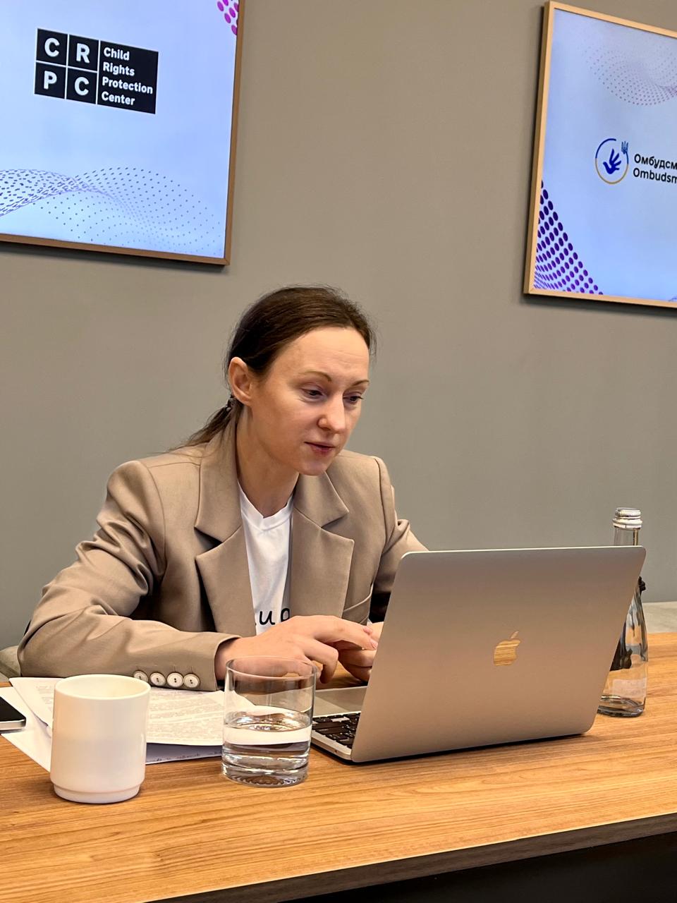 Правова обізнаність у школах: Представниця Уповноваженого з прав дитини виступила перед шкільними педагогами на тренінгу з МГП