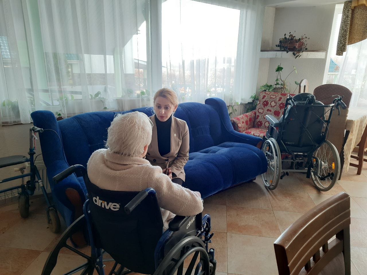 Відвідування пансіонату для людей похилого віку приватної форми власності в селі Середнє Закарпатської області