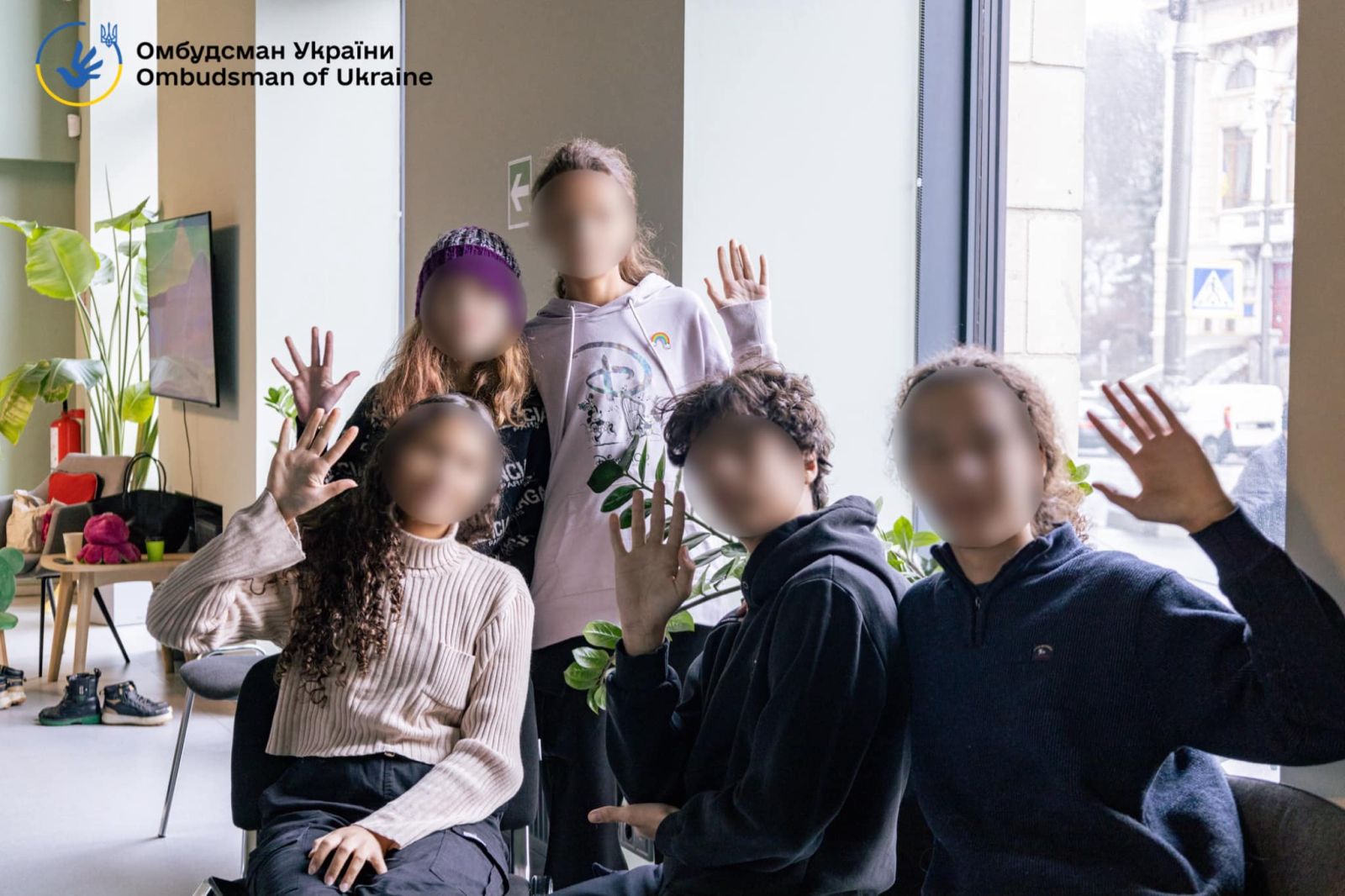 Допомогли повернутися в Україну 8 братикам і сестричкам разом із мамою