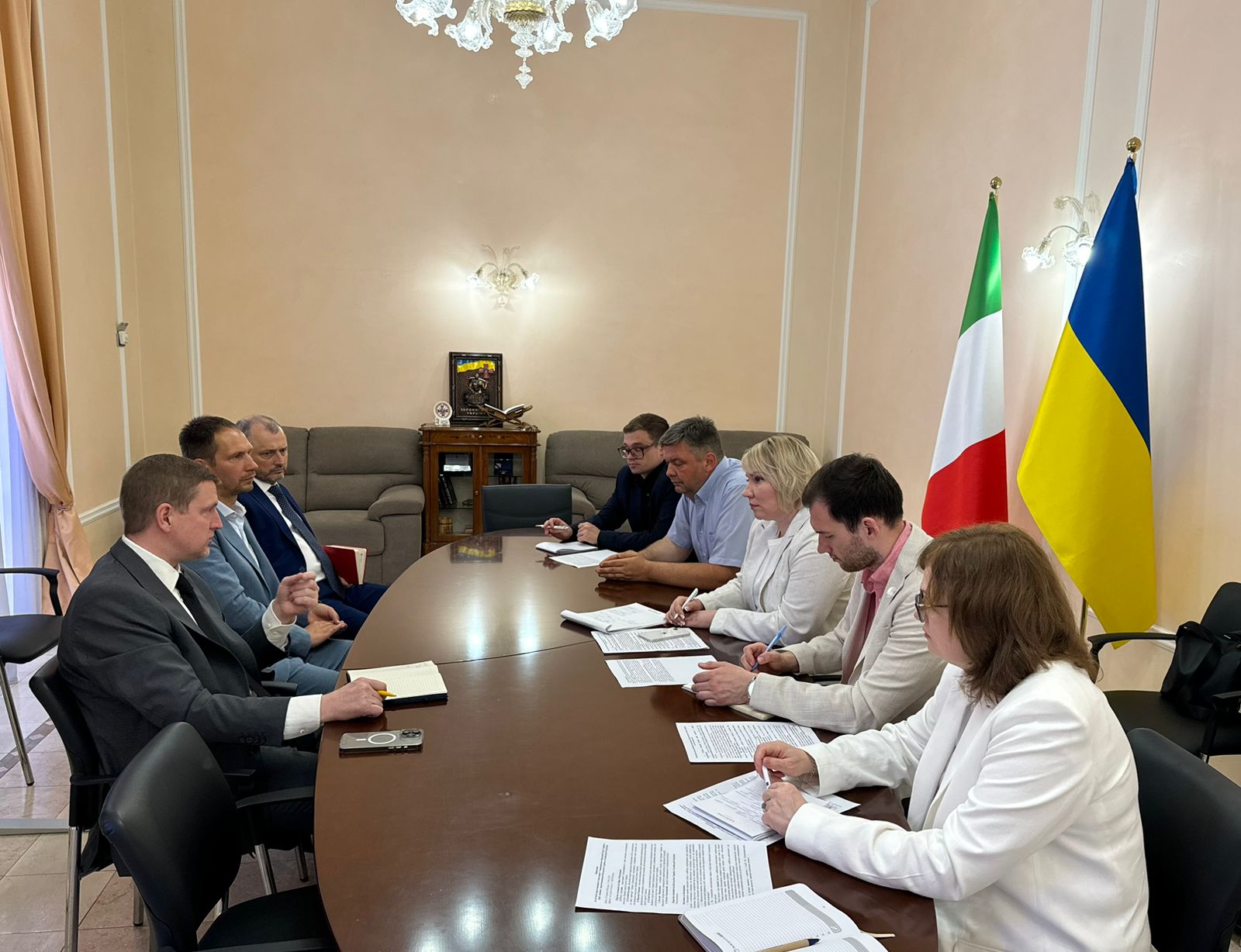 Борги за комуналку в Україні та заблоковані картки: представники Офісу Омбудсмана дали покрокові інструкції українцям під час зустрічі в Римі