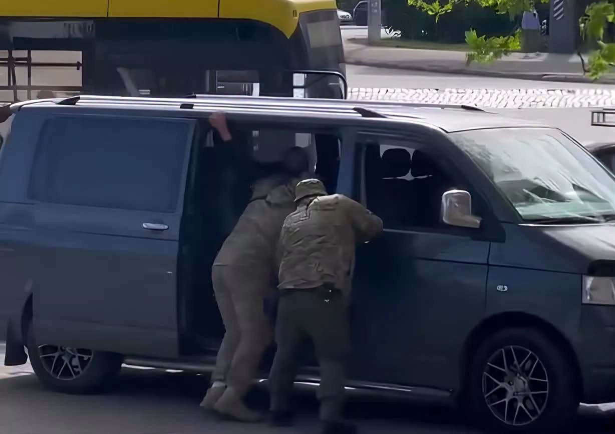 Відстрочка не врятувала від кайданків: на Черкащині РТЦК та СП повезли людину за 140 км від дому